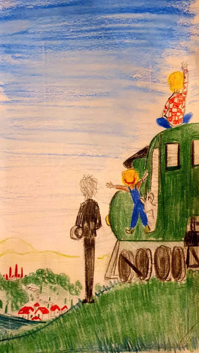 Oskar und andere Kinder an einem grünen Zug auf einem Hügel